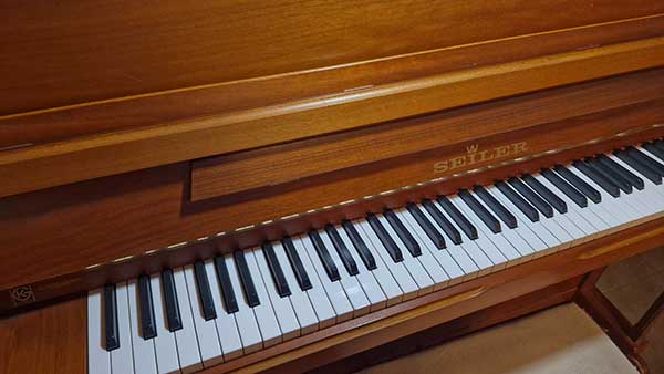 Piano droit Seiler