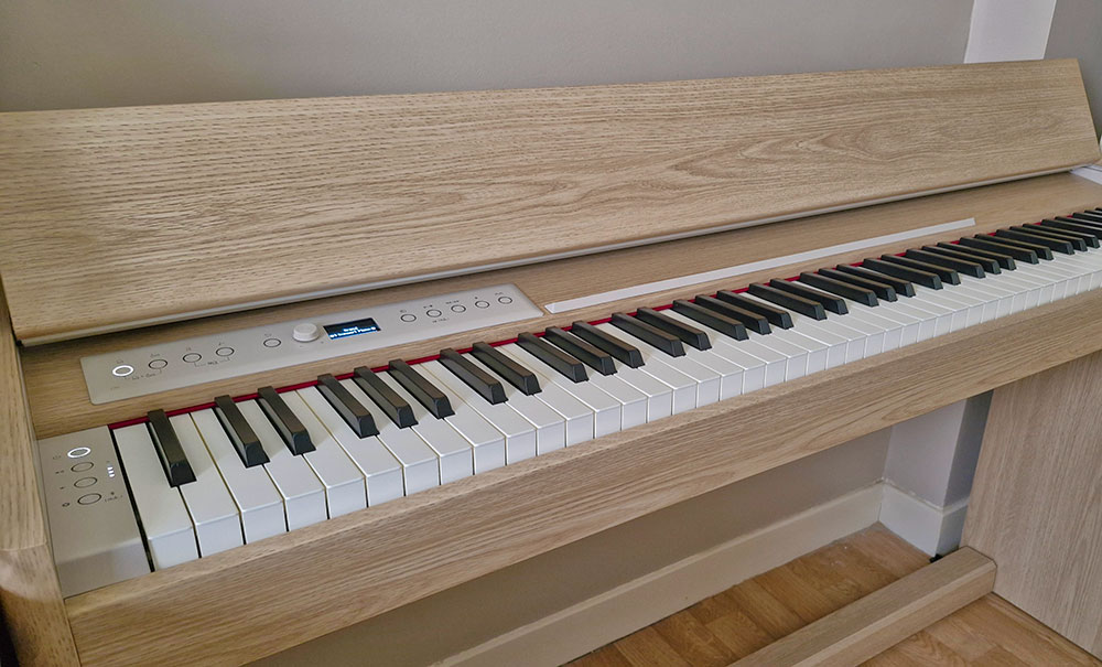Piano numérique design Roland Kiyola KF-20 vs F-701